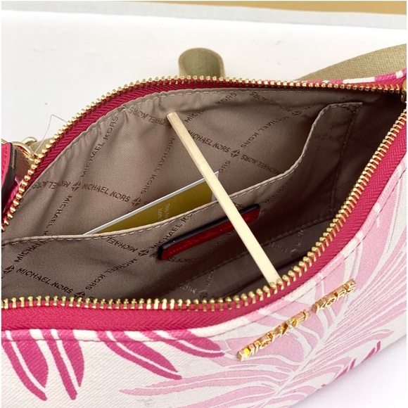 Michael Kors Crossbody
with Tech Attached - Picture 11 of 14